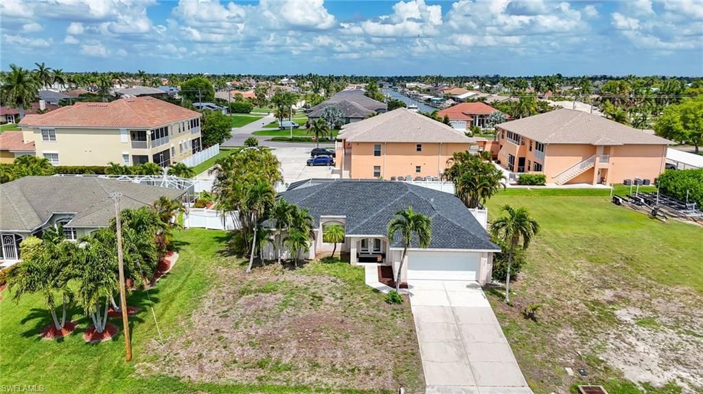 Image 5 of property listing at 5333 SW 16th PL, Cape Coral, FL 33914