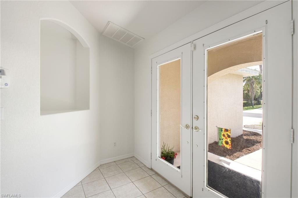 Image 8 of property listing at 5333 SW 16th PL, Cape Coral, FL 33914