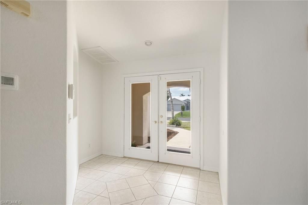 Image 9 of property listing at 5333 SW 16th PL, Cape Coral, FL 33914