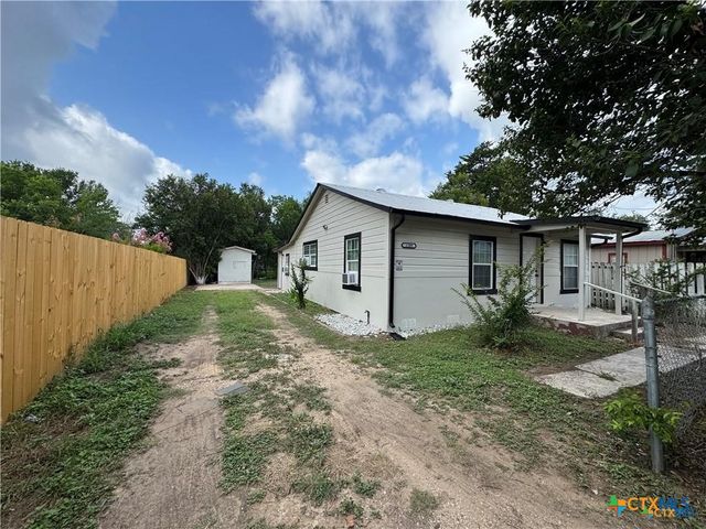 1209 Raymond Street, Seguin, TX 78155