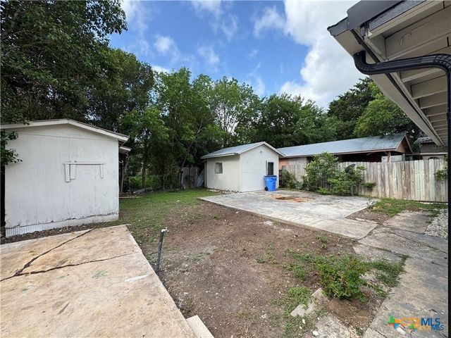 1209 Raymond Street, Seguin, TX 78155