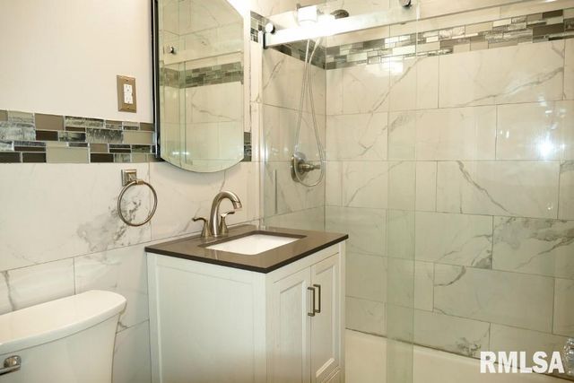 700 N MAIN Street, East Peoria, IL 61611