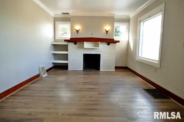 700 N MAIN Street, East Peoria, IL 61611