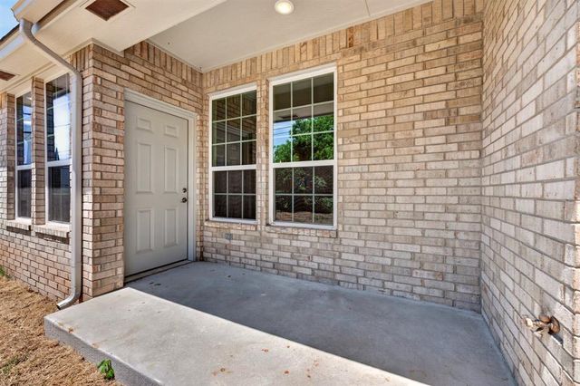 512 E Ercoupe Drive, Midwest City, OK 73110