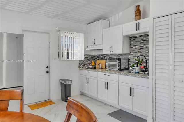 250 NW 34th Ave, Miami, FL 33125