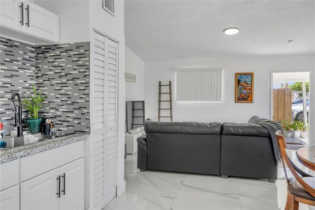 250 NW 34th Ave, Miami, FL 33125