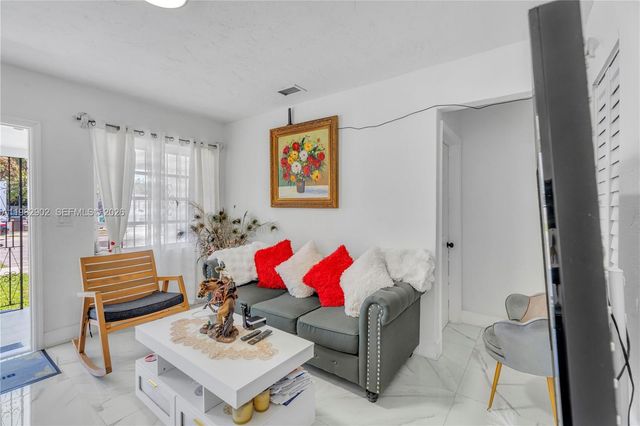 250 NW 34th Ave, Miami, FL 33125