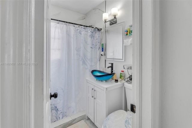 250 NW 34th Ave, Miami, FL 33125