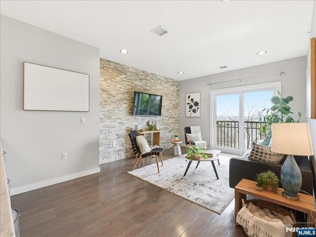 302 Palisade Avenue 404, Jersey City, NJ 07307