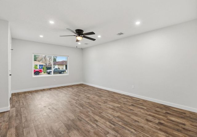 906 Creager Street, Houston, TX 77034