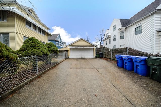 570-572 Dickinson St, Springfield, MA 01108
