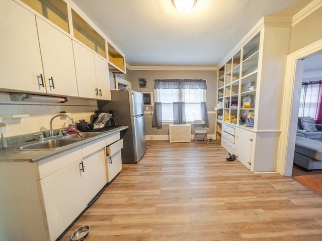 570-572 Dickinson St, Springfield, MA 01108