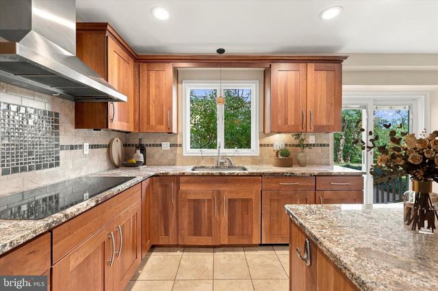 1236 LEXINGTON DR, Yardley, PA 19067