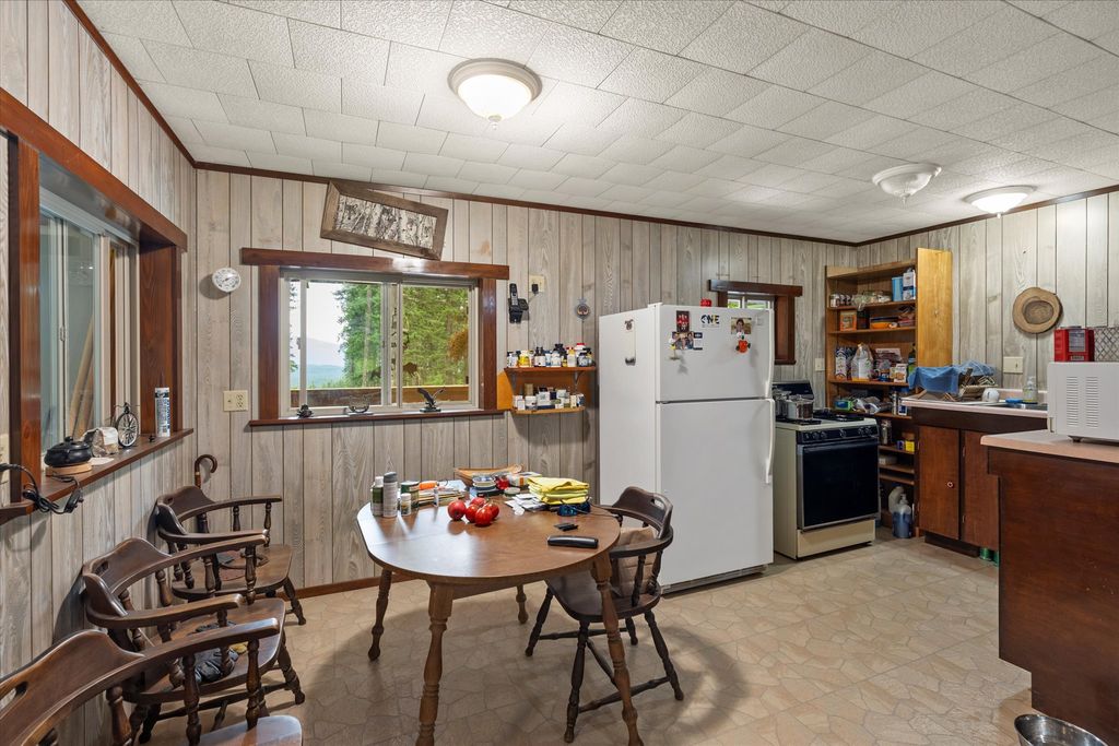 Image 16 of property listing at 90 Ocallahan Lane, Trout Creek, MT 59874