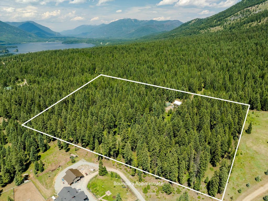 Image 6 of property listing at 90 Ocallahan Lane, Trout Creek, MT 59874