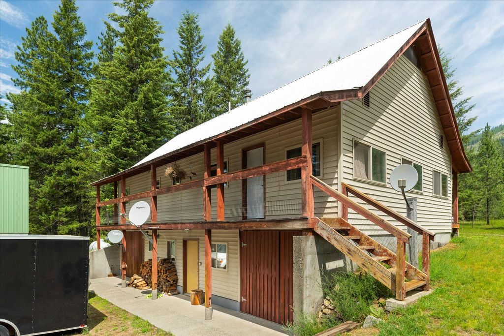 Image 8 of property listing at 90 Ocallahan Lane, Trout Creek, MT 59874