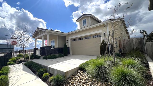 1034 Meadowlands Dr, Oakdale, CA 95361