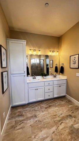 1034 Meadowlands Dr, Oakdale, CA 95361