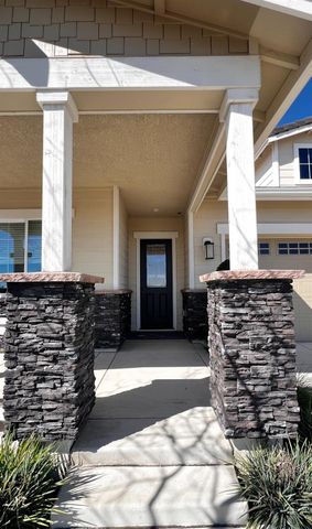 1034 Meadowlands Dr, Oakdale, CA 95361