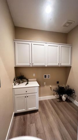 1034 Meadowlands Dr, Oakdale, CA 95361