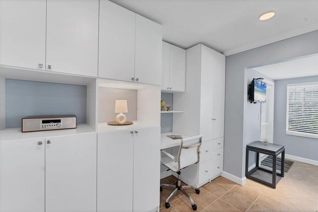 527 SUTTON PLACE, Longboat Key, FL 34228