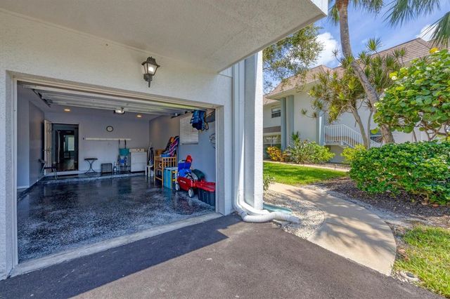 527 SUTTON PLACE, Longboat Key, FL 34228