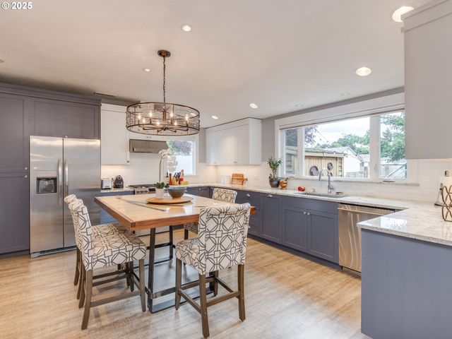 420 S CENTER St, Newberg, OR 97132