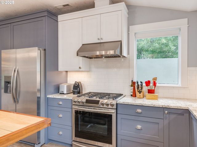 420 S CENTER St, Newberg, OR 97132