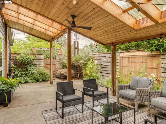 420 S CENTER St, Newberg, OR 97132