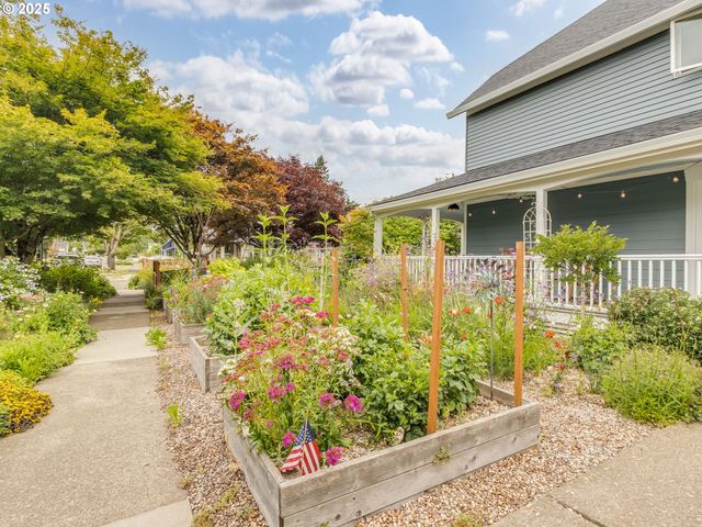 420 S CENTER St, Newberg, OR 97132