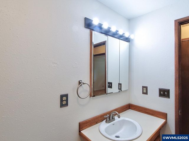 1745 NE West Devils Lake Rd, Lincoln City, OR 97367