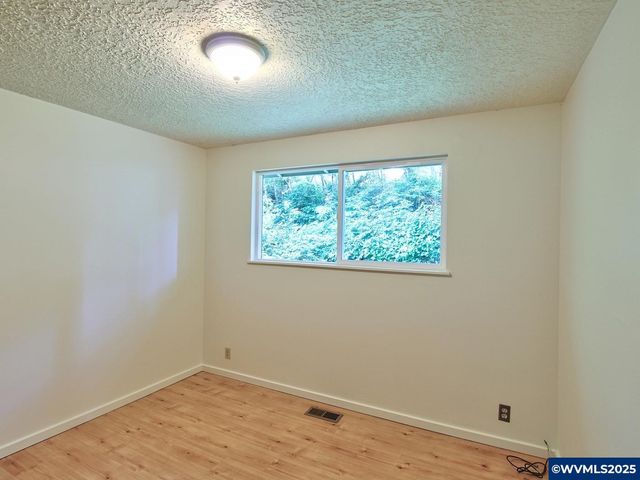 1745 NE West Devils Lake Rd, Lincoln City, OR 97367