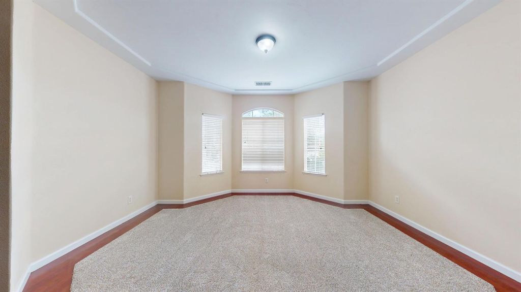 Image 10 of property listing at 2050 E Fox Glen Drive, Fresno, CA 93730