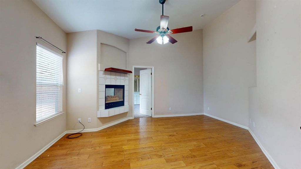 Image 12 of property listing at 2050 E Fox Glen Drive, Fresno, CA 93730