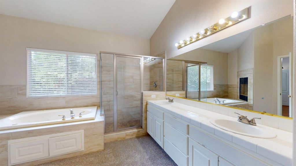 Image 14 of property listing at 2050 E Fox Glen Drive, Fresno, CA 93730
