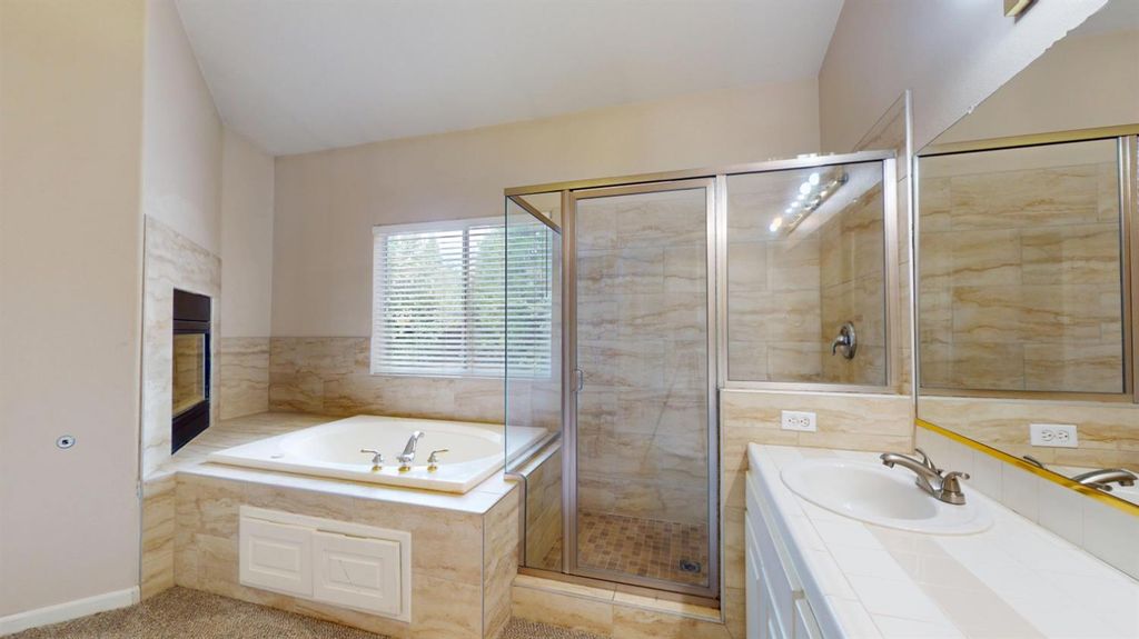 Image 15 of property listing at 2050 E Fox Glen Drive, Fresno, CA 93730