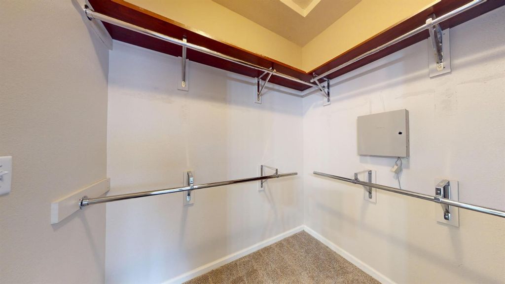 Image 16 of property listing at 2050 E Fox Glen Drive, Fresno, CA 93730