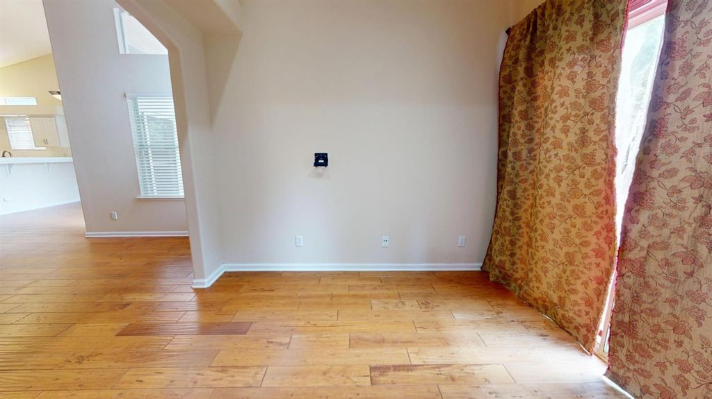 Image 17 of property listing at 2050 E Fox Glen Drive, Fresno, CA 93730