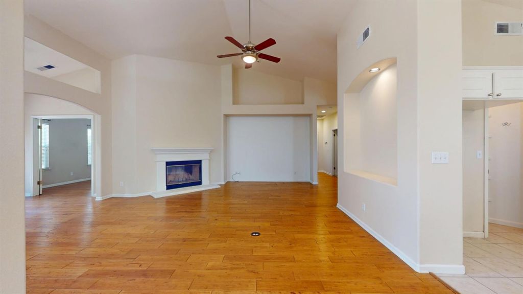 Image 19 of property listing at 2050 E Fox Glen Drive, Fresno, CA 93730