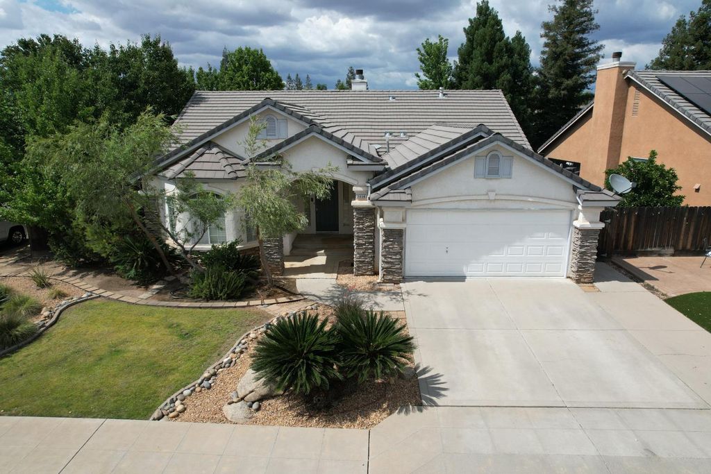 Image 2 of property listing at 2050 E Fox Glen Drive, Fresno, CA 93730