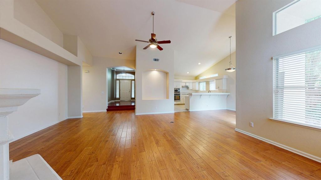 Image 21 of property listing at 2050 E Fox Glen Drive, Fresno, CA 93730
