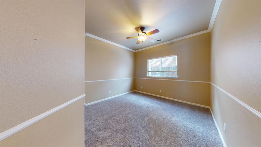 Image 22 of property listing at 2050 E Fox Glen Drive, Fresno, CA 93730