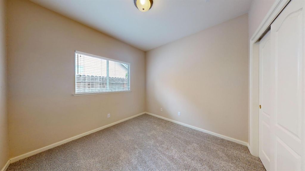 Image 24 of property listing at 2050 E Fox Glen Drive, Fresno, CA 93730