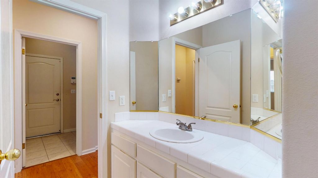 Image 26 of property listing at 2050 E Fox Glen Drive, Fresno, CA 93730