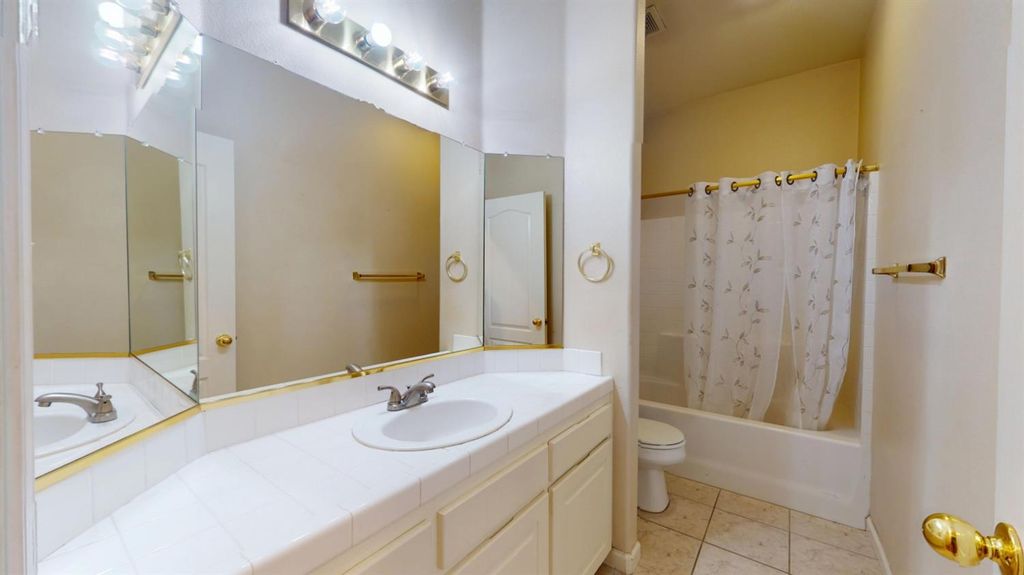 Image 27 of property listing at 2050 E Fox Glen Drive, Fresno, CA 93730