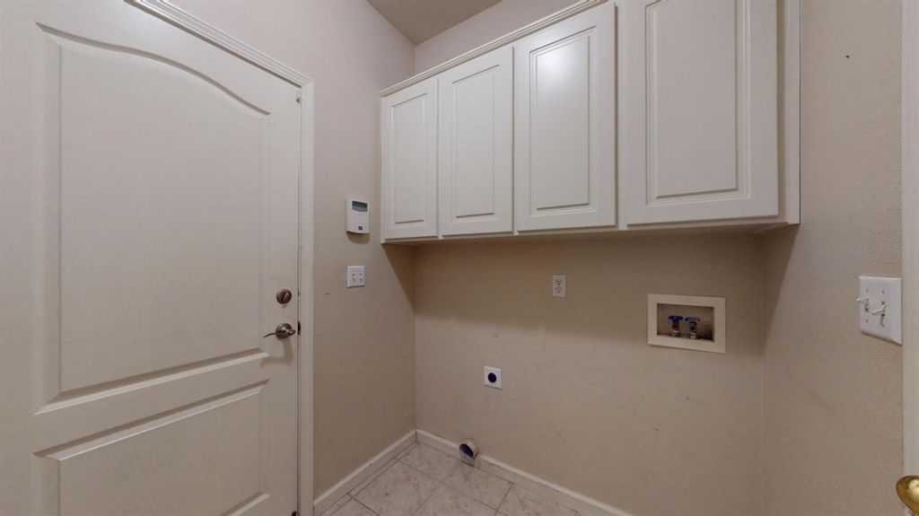 Image 28 of property listing at 2050 E Fox Glen Drive, Fresno, CA 93730