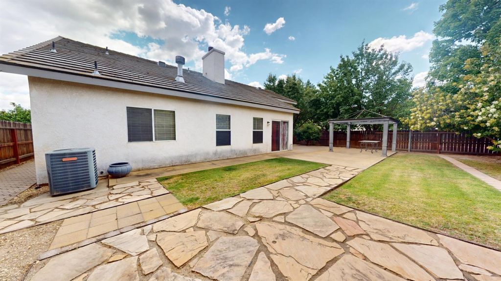 Image 29 of property listing at 2050 E Fox Glen Drive, Fresno, CA 93730