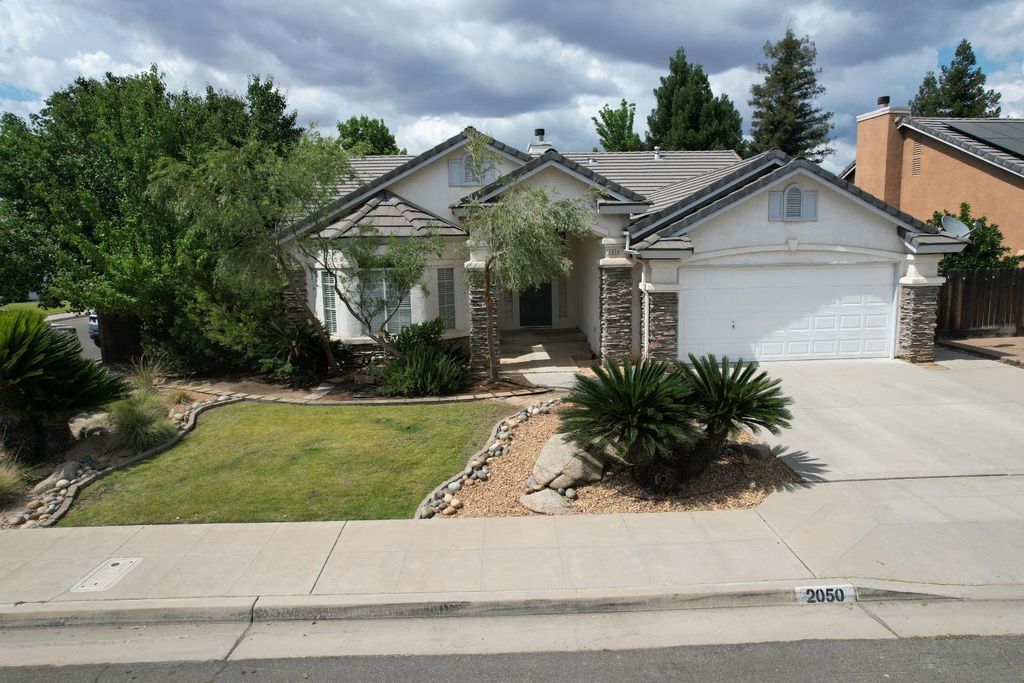 Image 3 of property listing at 2050 E Fox Glen Drive, Fresno, CA 93730