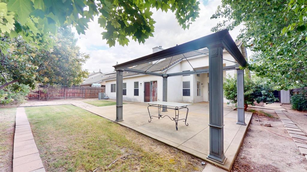 Image 30 of property listing at 2050 E Fox Glen Drive, Fresno, CA 93730