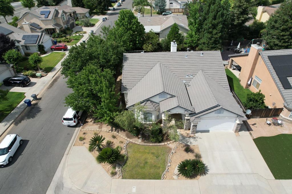 Image 31 of property listing at 2050 E Fox Glen Drive, Fresno, CA 93730
